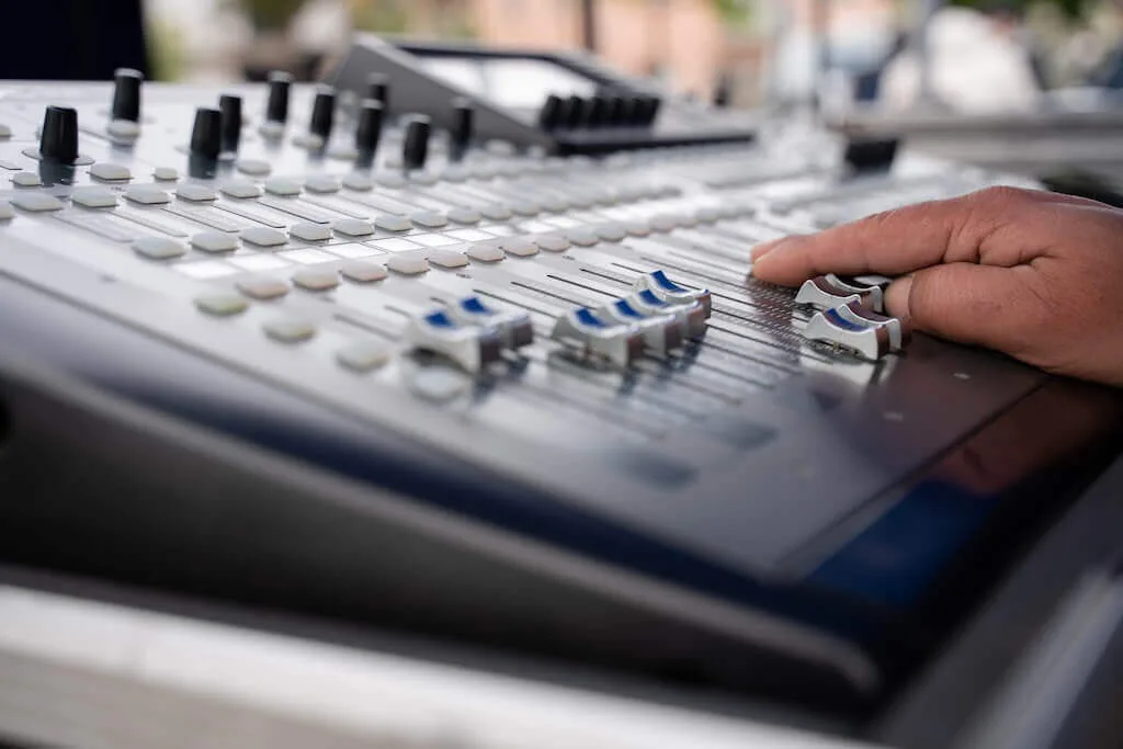 Church's challenges -Sound console Behringer X32 - IoT app by Tech Stack Apps